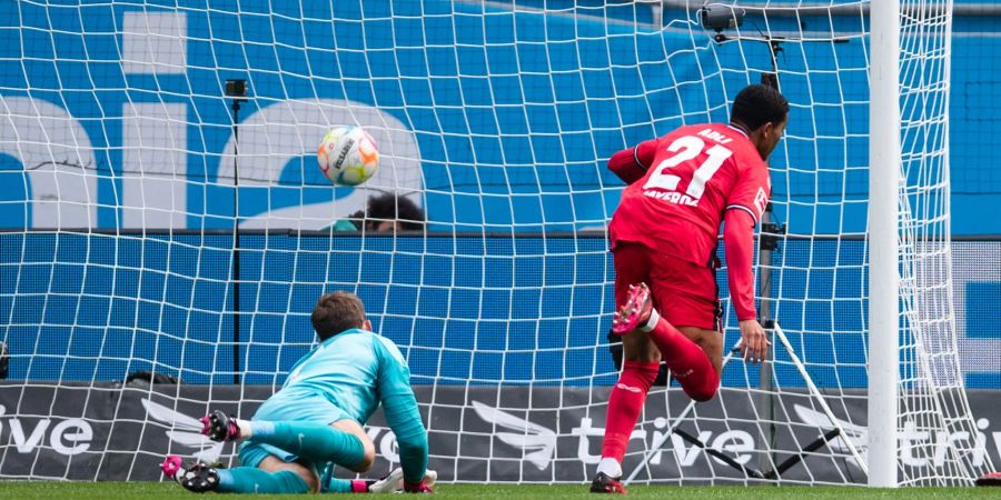 Leverkusens Ayman Azhil (r) trifft gegen Frankfurts Torhüter Kevin Trapp zur 1:0-Führung.