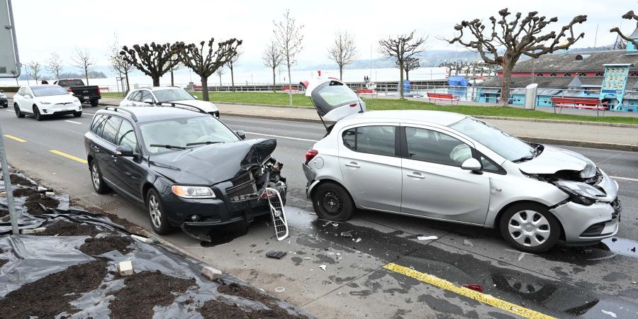 Rapperswil-Jona: Auffahrkollision zwischen drei Fahrzeugen