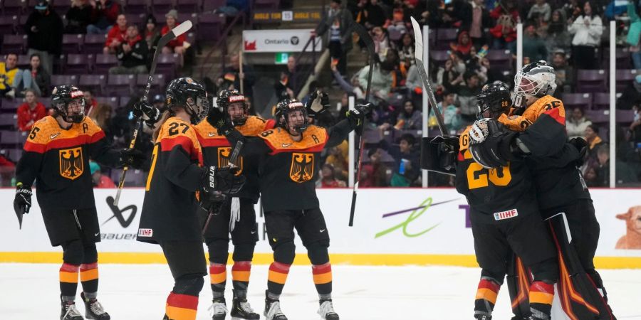 Deutschlands Eishockey-Frauen siegten in Brampton gegen Frankreich.