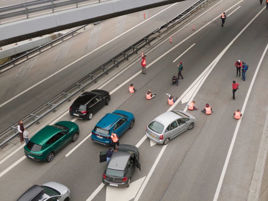 Laut Pressemitteilung von «Renovate» blockierten am Karfreitagmorgen sieben Klimaaktivistinnen und -aktivisten den Zugang zum Gotthardtunnel.