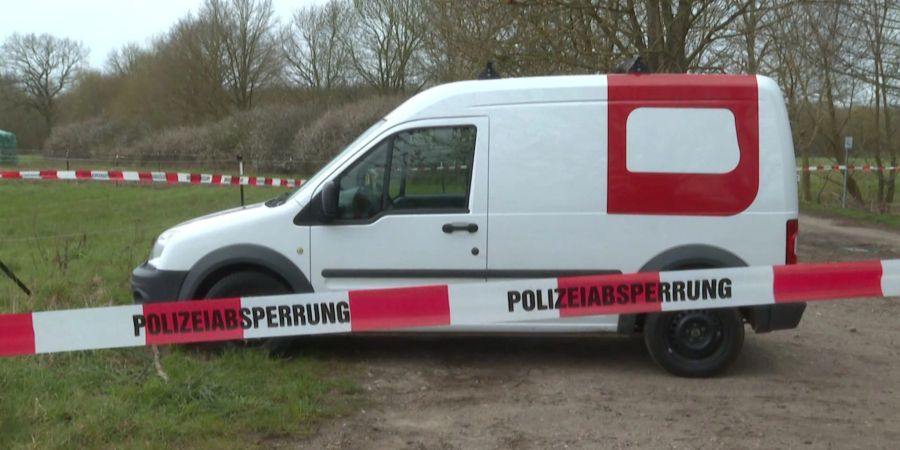 Nach dem Überfall flohen die drei Männer mit einem weissen Kastenwagen.