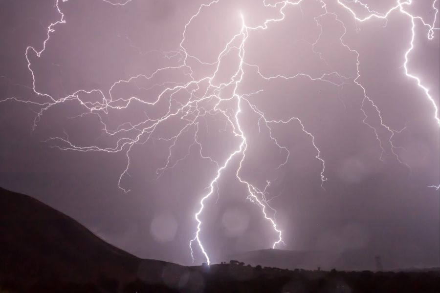 Blitze während eines Gewitters entstehen infolge der Entladung einer elektrostatischen Aufladung zwischen wolkenbildenden Wassertröpfchen.