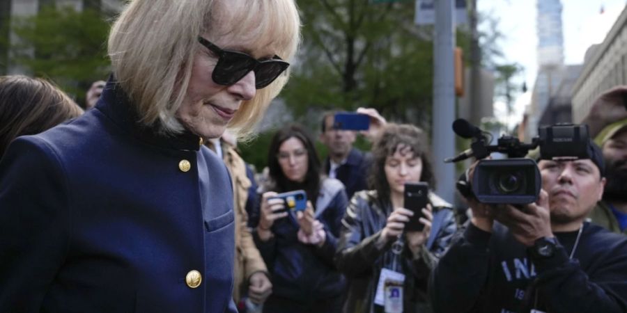 Die Autorin Jean Carroll verlässt das Gerichtsgebäude in Manhattan.