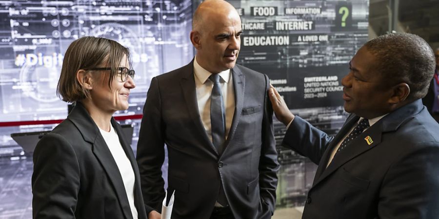 Die Präsidentin des Internationalen Komitees vom Roten Kreuz (IKRK) Mirjana Spoljaric, Bundespräsident Alain Berset und sein mosambikanischer Amtskollege Filipe Jacinto Nyusi nahmen an der Eröffnung einer Ausstellung über «digitale Dilemmas» für Zivilisten in Konflikten bei den Vereinten Nationen teil.