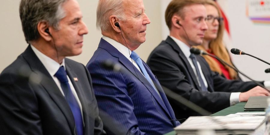 US-Aussenminister Antony Blinken (l-r), US-Präsident Joe Biden und Sicherheitsberater Jake Sullivan während eines bilateralen Treffens mit Japans Premierminister Kishida in Hiroshima.
