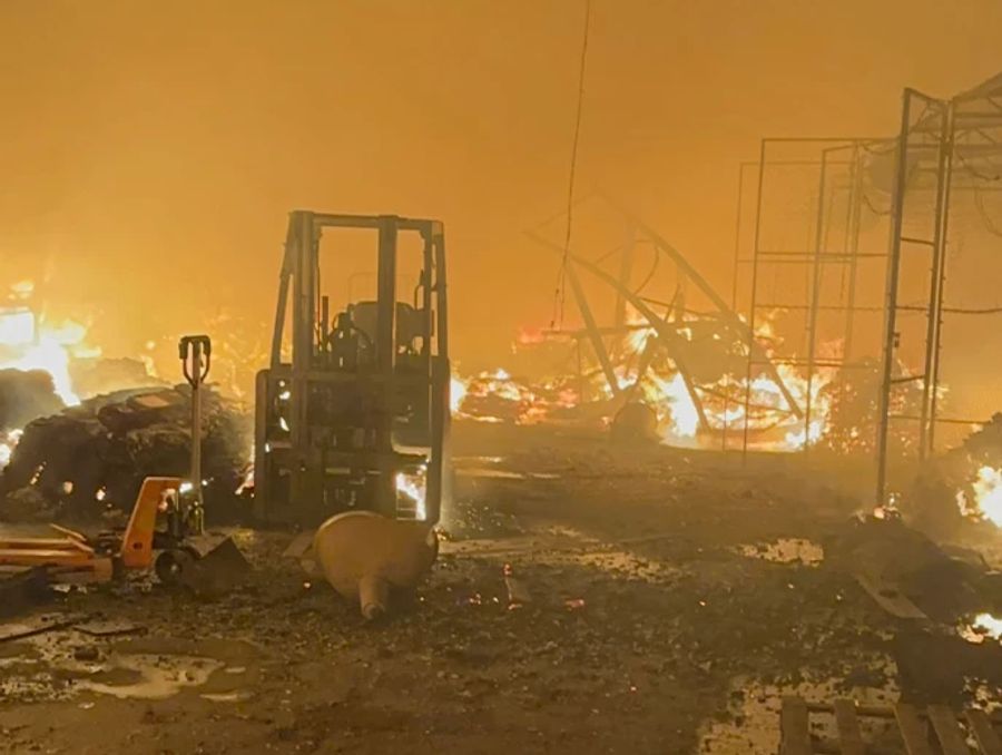 Das Lagerhaus war in der Nacht auf Samstag von zwei russischen Raketen getroffen worden.