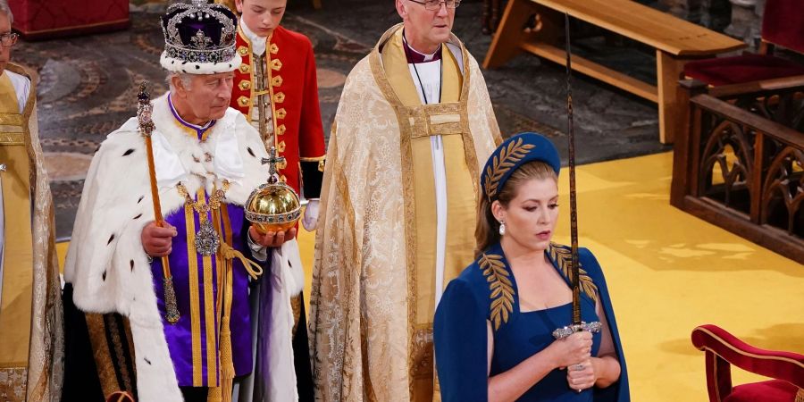 Penny Mordaunt als Schwertträgerin bei der Krönung von Charles III.