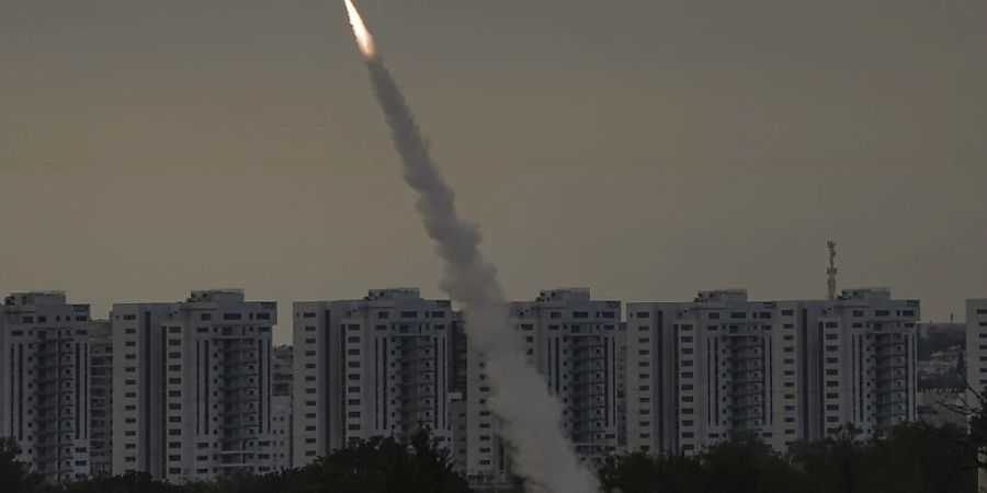 Die Unruhen in Nahost gehen weiter. Israels Raketenabwehrsystem Iron Dome feuert, um eine Rakete abzufangen, die aus dem Gazastreifen auf Israel abgefeuert wurde. Foto: Ariel Schalit/AP/dpa