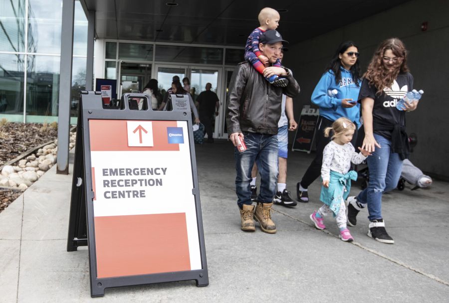 29'000 Personen mussten ihre Häuser evakuieren. Hier eine Familie in Edmonton, Alberta.