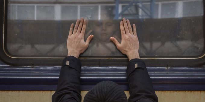 ARCHIV - Der Krieg in der Ukraine sorgt für viele Binnenvertriebene. Foto: Emilio Morenatti/AP/dpa ARCHIV - Der Krieg in der Ukraine sorgt für viele Binnenvertriebene. Foto: Emilio Morenatti/AP/dpa