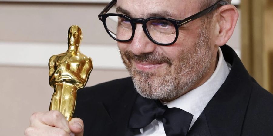 Edward Berger mit einem der vier Oscars für «Im Westen nichts Neues».