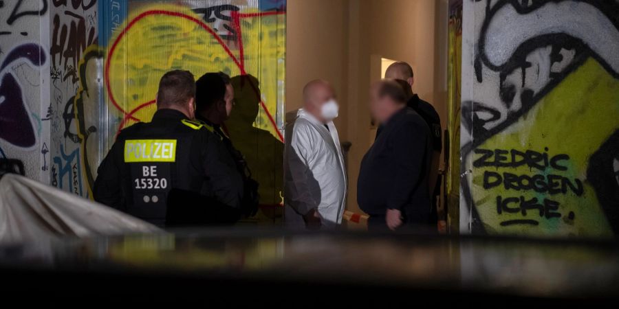 In diesem Wohnhaus in Berlin-Friedrichshain ist eine Frau vermutlich getötet worden. Wegen der Umstände und Verletzungen geht die Polizei von einem Tötungsdelikt aus.