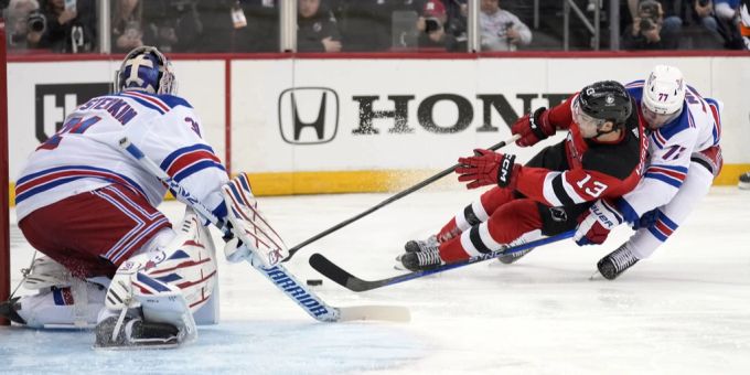 Nico Hischier wird auf dem Weg zum New-York-Tor gestoppt. Nico Hischier