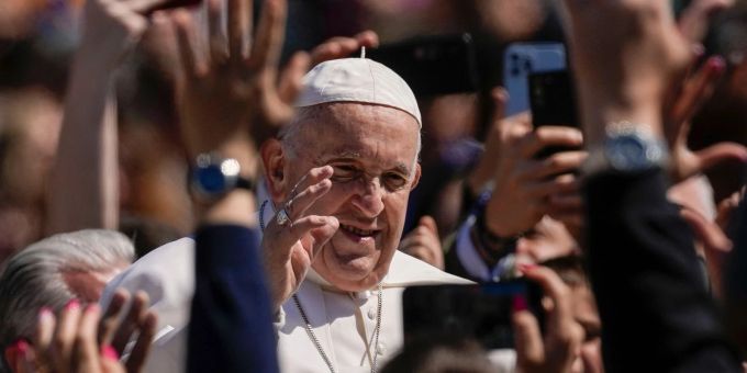Papst Franziskus auf dem Petersplatz. papst franziskus