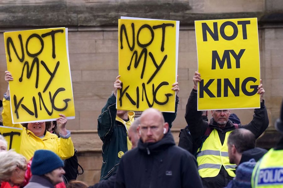 Monarchie-Gegner tragen Plakate mit der Aufschrift «Not My King» (dt.: Nicht mein König), während sie auf die Ankunft von Charles und Camilla warten.