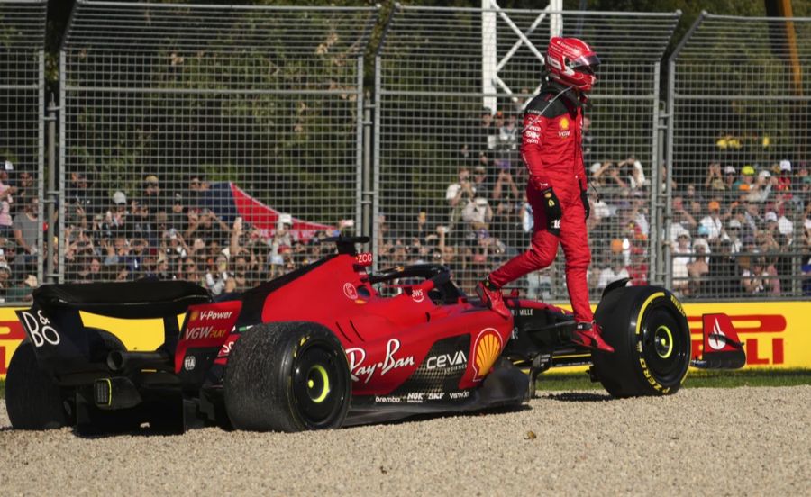 Für Charles Leclerc ist der GP von Australien nach zwei Kurven zu Ende – sein Ferrari landet im Kies.