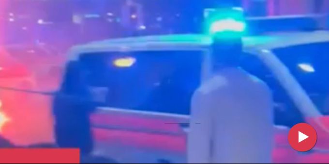 Im Video - Vermummter greift mit Eisenstange Polizeiauto in Zürich an
