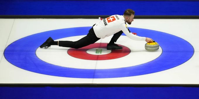Skip Yannick Schwaller an der Curling-WM in Ottawa. curling wm Yannick Schwaller
