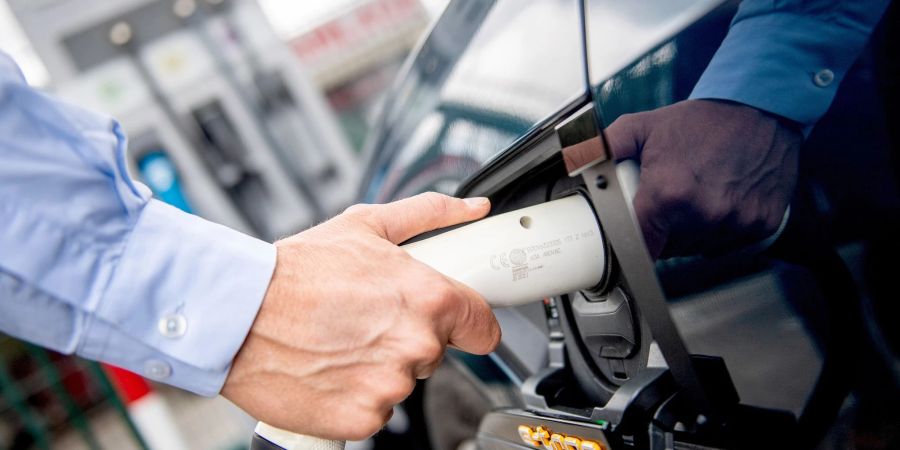Tipp für kürzere Strecken: Sie müssen den Akku nicht immer voll aufladen - das ist für die Batterie von E-Autos meist gar nicht so gut.