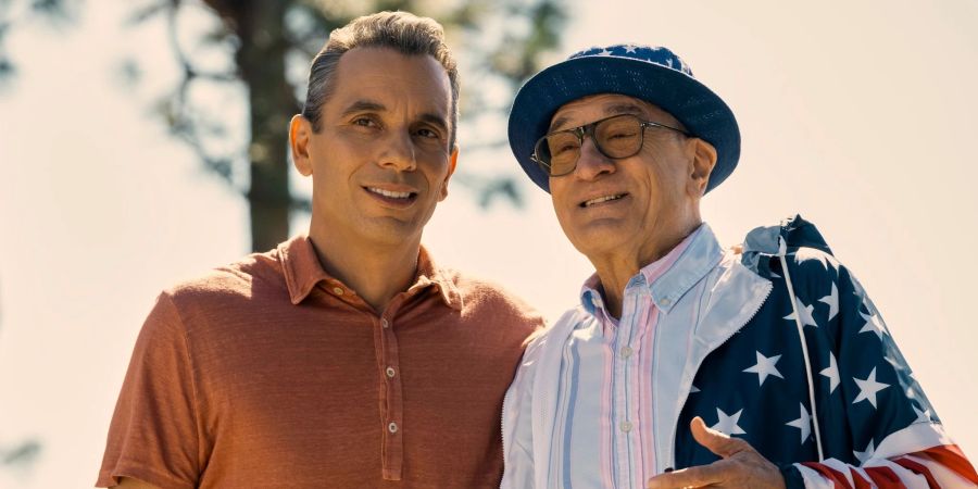 Sebastian Maniscalco (l) als Sebastian und Robert De Niro als Salvo in einer Szene des Films «Und dann kam Dad».