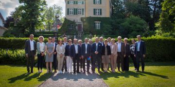 Mehrere Personen vor einem Schloss