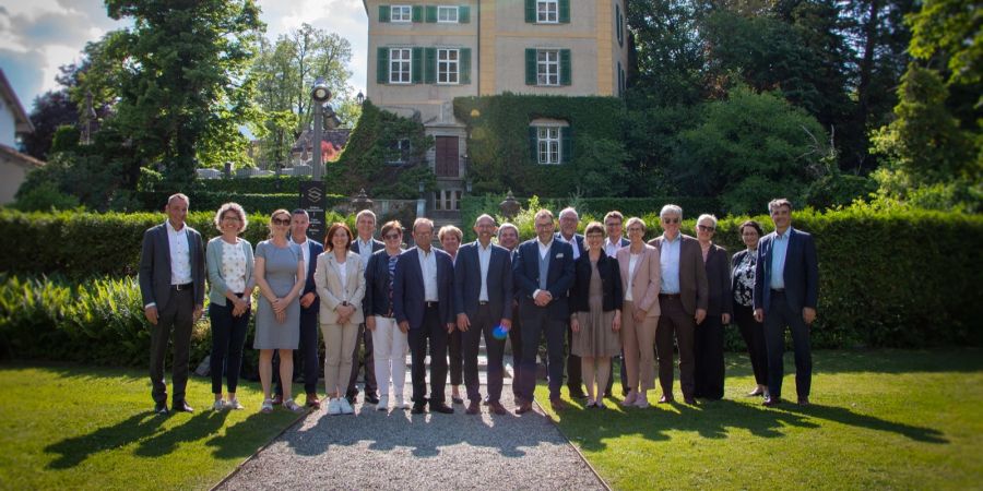 Mehrere Personen vor einem Schloss