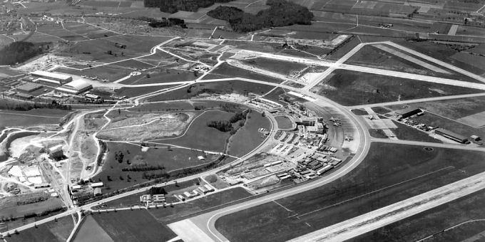 Der Flughafen Zürich im Jahr 1959: Die Blindlandepiste wird verlängert, damit sie auch von «Strahlflugzeugen» benutzt werden kann. Der Flughafen Zürich im Jahr 1959: Die Blindlandepiste wird verlängert, damit sie auch von «Strahlflugzeugen» benutzt werden kann.