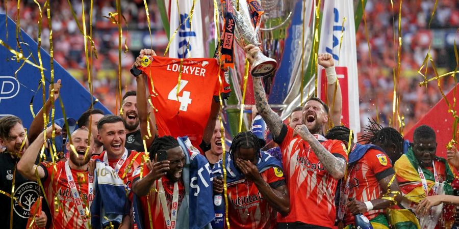 Luton Town feiert den Aufstieg im Wembley-Stadion.