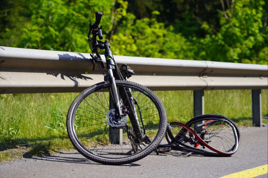 Ein 48-jähriger Velofahrer kam in einer Linkskurve zu Fall und wurde dabei erheblich verletzt.