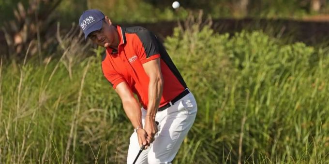Auch Martin Kaymer musste wegen der Gewitterwarnung vorzeitig ins Clubhaus. Foto: David J. Phillip/AP/dpa Auch Martin Kaymer musste wegen der Gewitterwarnung vorzeitig ins Clubhaus. Foto: David J. Phillip/AP/dpa