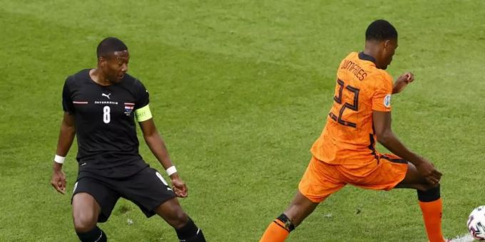 Österreichs David Alaba (l) kommt zu spät und foult den Niederländer Denzel Dumfries und verursacht einen Elfmeter. Foto: Koen Van Weel/EPA Pool/AP/dpa Österreichs David Alaba (l) kommt zu spät und foult den Niederländer Denzel Dumfries und verursacht einen Elfmeter. Foto: Koen Van Weel/EPA Pool/AP/dpa