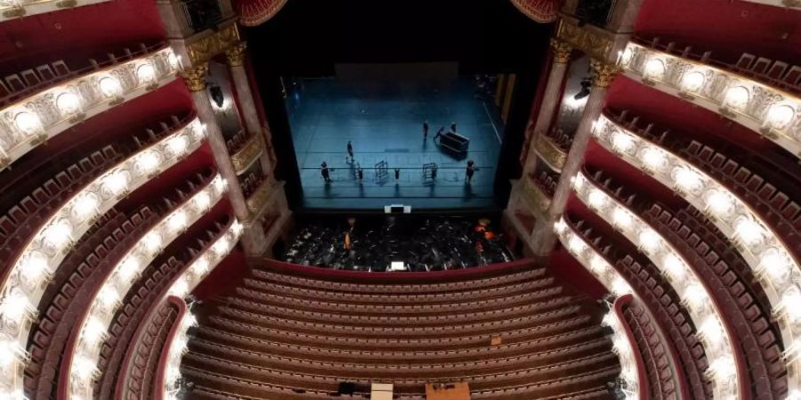 Die Bühne in der Bayerischen Staatsoper in München wird für die Opernfestspiele vorbereitet. Foto: Sven Hoppe/dpa