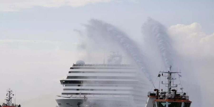 Das erste Kreuzfahrtschiff, das Venedig seit der Pandemie angefahren hat. Foto: Antonio Calanni/AP/dpa