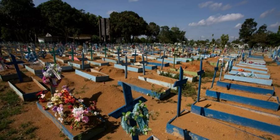 Gräber von Corona-Toten auf einem Friedhof in Manaus