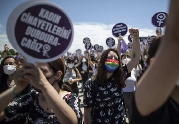 Demonstrantinnen wollen Austritt der Türkei aus Istanbul-Konvention verhindern. erdogan