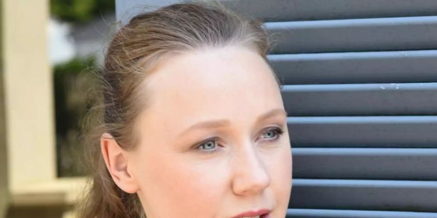 Die Schauspielerin Katharina Leonore Goebel lächelt während einer Drehpause bei der ARD Krimi Serie «Watzmann ermittelt». Foto: Düren/dpa