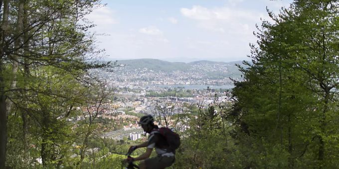 Ein 64-jähriger Mann ist mit seinem E-Bike auf einem Mountainbike-Trail in Pully VD tödlich verunfallt. (Themenbild) Ein 64-jähriger Mann ist mit seinem E-Bike auf einem Mountainbike-Trail in Pully VD tödlich verunfallt. (Themenbild)