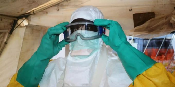 Ein Arzt im Einsatz gegen das Ebolafieber in Guinea. Demokratische Republik Kongo Ebolafieber