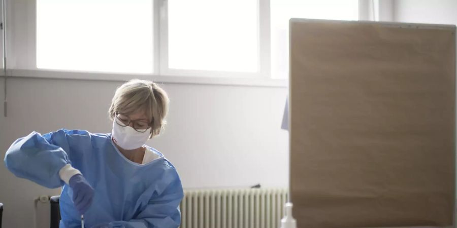 Eine Medizinische Praxisassistentin bereitet Impfdosen vor. (Themenbild)
