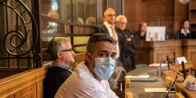 Anis Mohamed Youssef Ferchichi, bekannt als Rapper Bushido, zu Beginn eines Prozesses gegen den Chef einer bekannten arabischstämmigen Grossfamilie in einem Gerichtssaal des Landgerichts. Foto: Paul Zinken/dpa-Zentralbild/Pool/dpa bushido