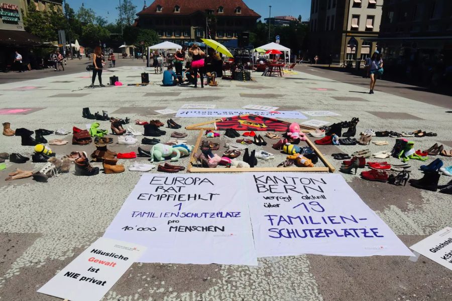 Im Fokus ist hier auch häusliche Gewalt gegen Frauen, mit einer symbolischen Aktion, welche Opfer häuslicher Gewalt darstellt.