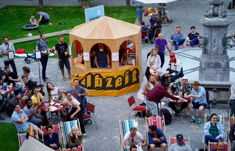 Bei der Halbzeit-Bar werden kühle Getränke serviert.