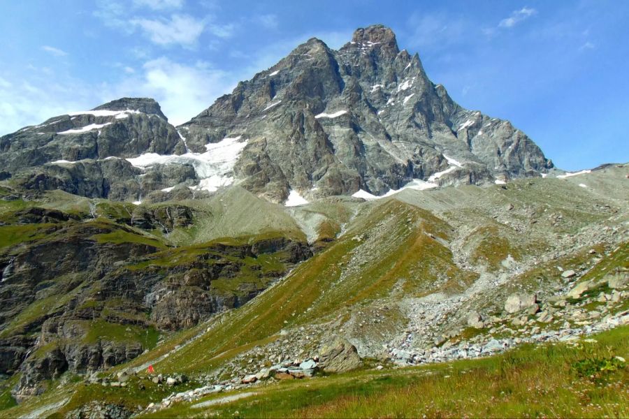 Die zerklüftete Südwand des Matterhorns ist satte 1300 m hoch und bietet Bergsteigern viele verschiedene Routen. Dafür ist man hier naturgemäss auch am stärksten von Steinschlag bedroht.