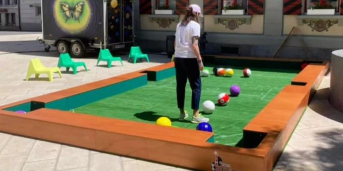 Das Fussballbillard-Feld des Jugendbüros March steht im Juni in der Gemeinde Schübelbach. Schübelbach