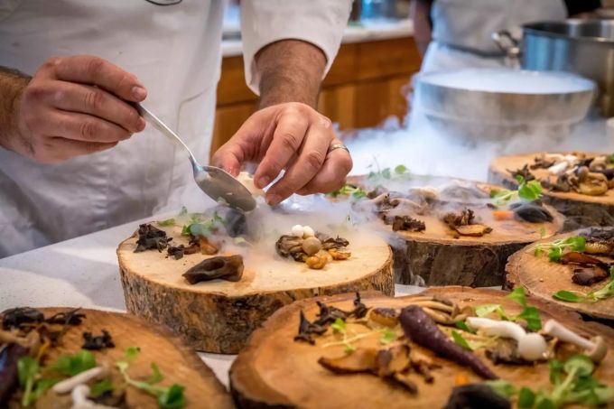 Die Präsentation der Gerichte ist beim Fine Dining ebenso wichtig, wie das Essen selbst. Spezielles Menü