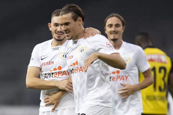 Benjamin Kololli (vorne) und Hekuran Kryeziu (hinten, rechts) verlassen den Letzigrund. FCZ