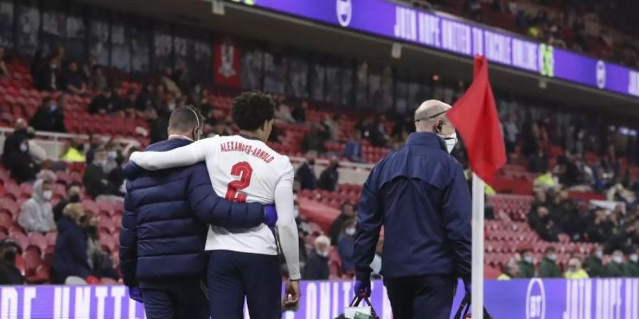 Englands Trent Alexander-Arnold geht nach einer Verletzung im Länderspiel gegen Österreich vom Platz. Foto: Scott Heppell/Pool/AP/dpa