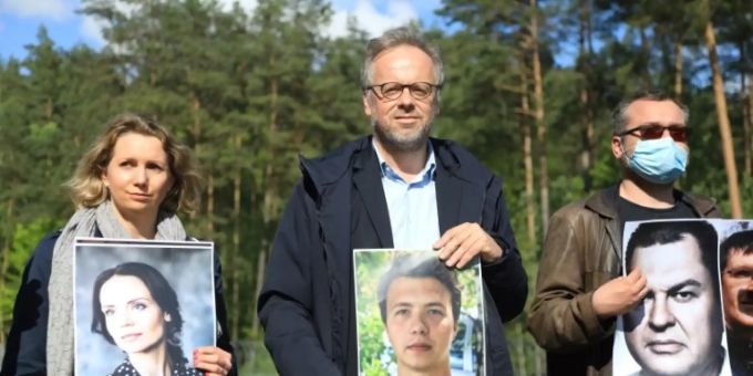 Aktivisten mit einem Bild von Protassewitsch. (Mitte) protassewitscht