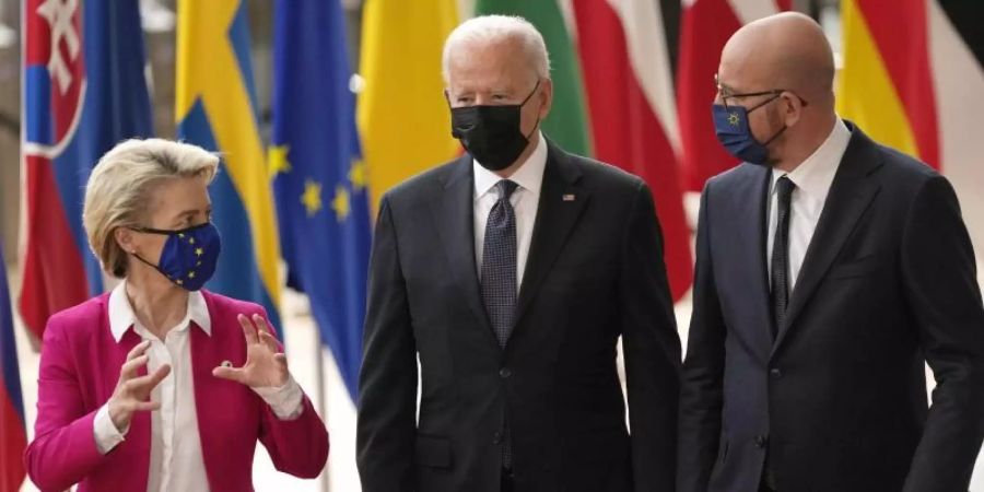 EU-Kommissionspräsidentin Ursula von der Leyen und EU-Ratspräsident Charles Michel (r) empfangen US-Präsident Joe Biden in Brüssel. Foto: Francisco Seco/AP/dpa