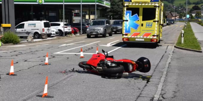 Schänis SG - Zwei Verletzte nach Unfall zwischen Auto und Motorrad